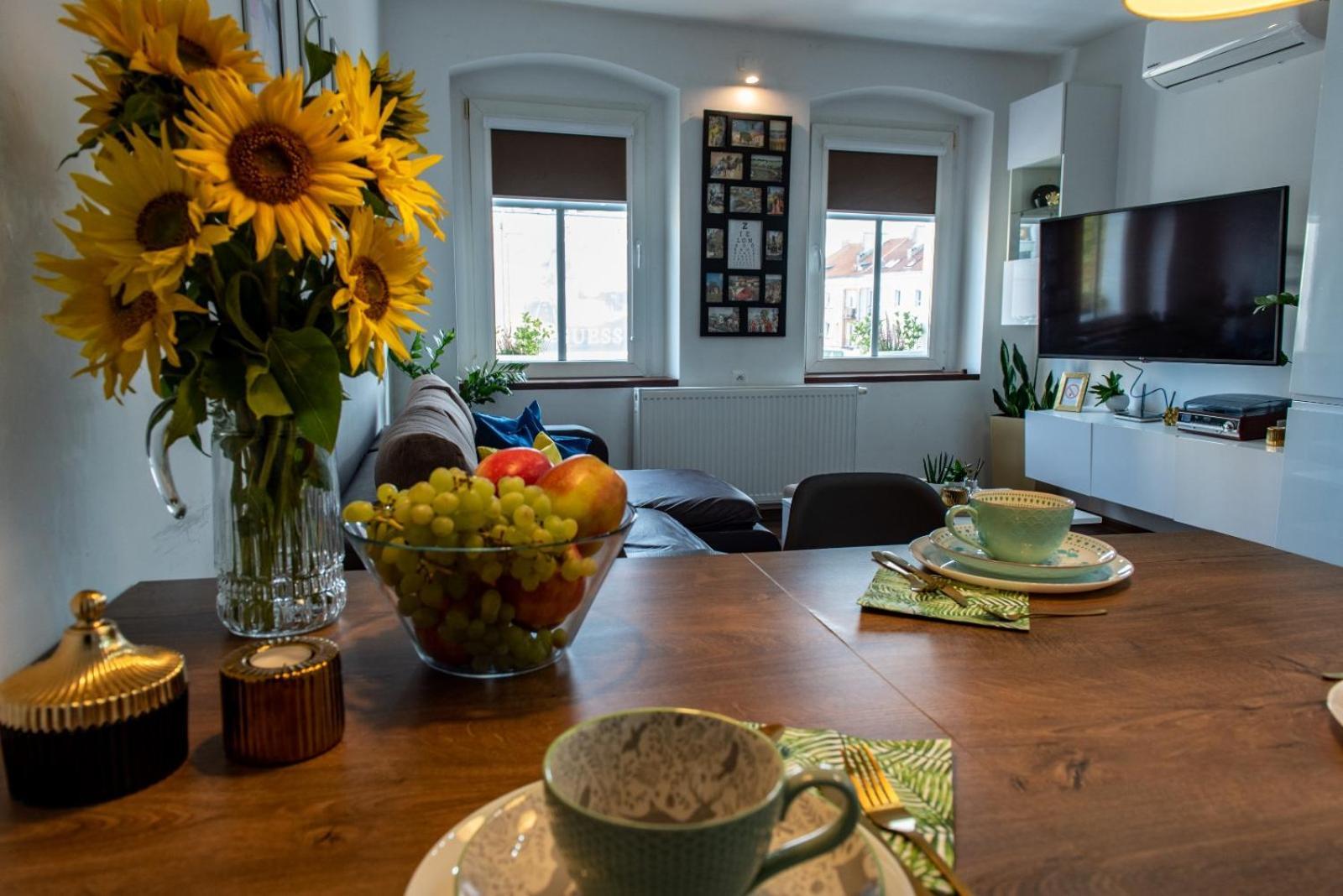 Apartament Crooked Stairs Zielona Gora  Bagian luar foto